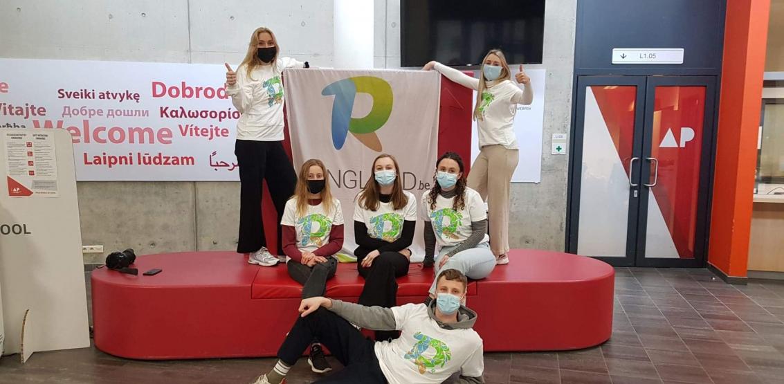 Laetitia Gregoir, Cloë Meylemans, Eva De Voeght, Louise Govaerts, Evelien Dillen en Mats Vanhouwenhuyse. Laetitia Gregoir, Cloë Meylemans, Eva De Voeght, Louise Govaerts, Evelien Dillen en Mats Vanhouwenhuyse, studenten aan AP Hogeschool.