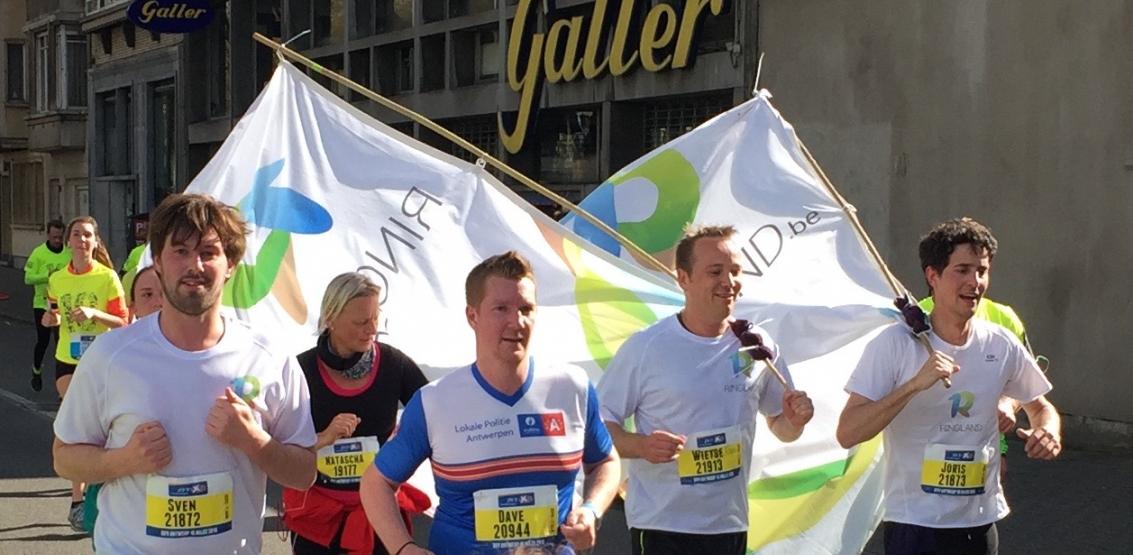Koen Lamberts (tweede van rechts) op de 10 Miles. Koen Lamberts op de 10 Miles.