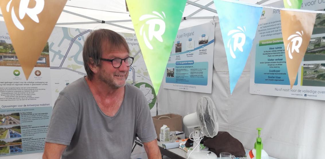 Gie Reijniers in de infostand van Ringland op Sfinks Mundial.