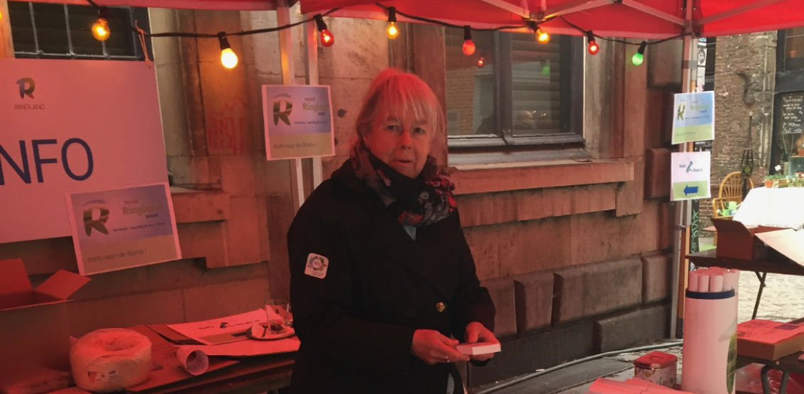 Diane De Laet in de infostand van Ringland tijdens Radio Ringland.