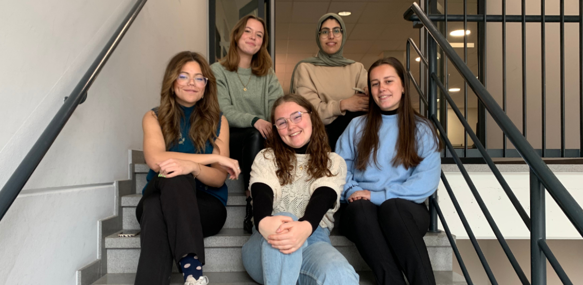 Anissa Depooter, Jemke Spitaels, Sien Raymakers, Raqsya Sarwar en Frederique Franken. Anissa Depooter, Jemke Spitaels, Sien Raymakers, Raqsya Sarwar en Frederique Franken.