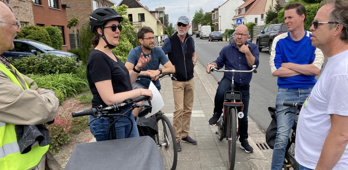 Zorro-vrijwilligers gidsen de lokale politici door de zuidoostrand.