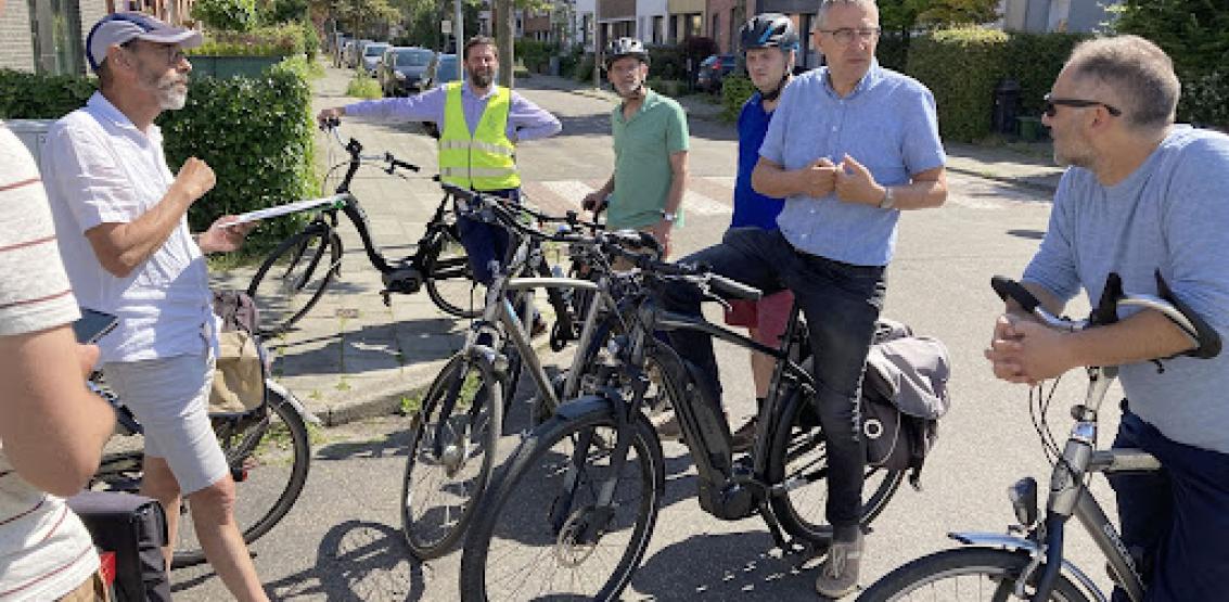 Zorro fietste met politici en ambtenaren onder meer door de Minervawijk in Mortsel.