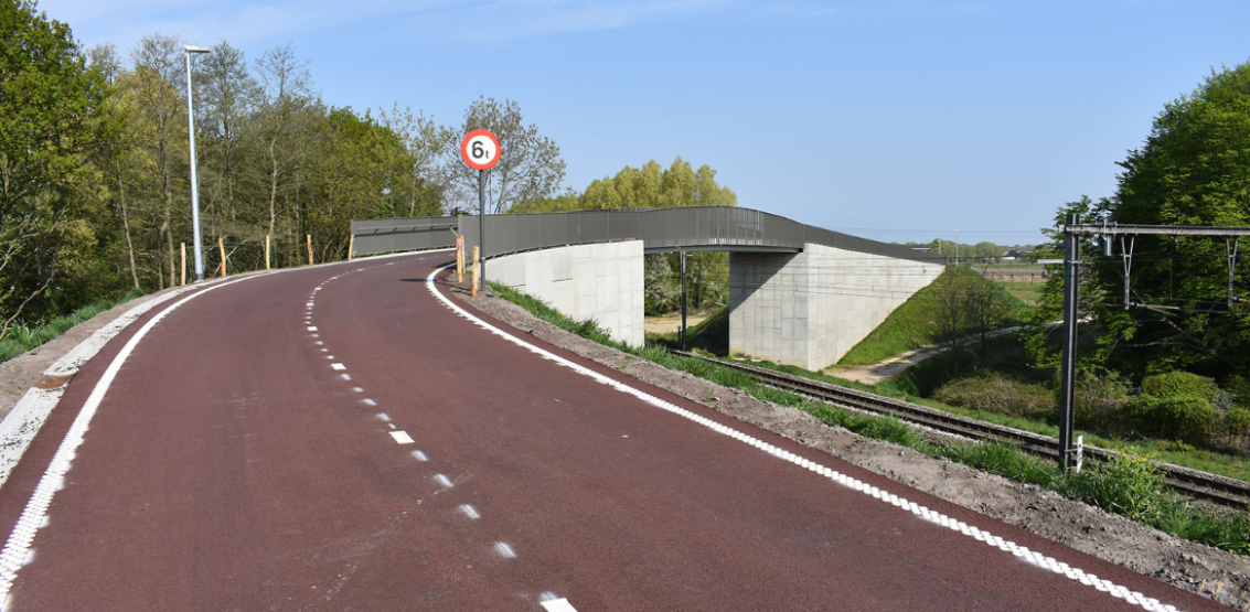 De fietsbrug op de fietsestrade F11 in Mortsel. 