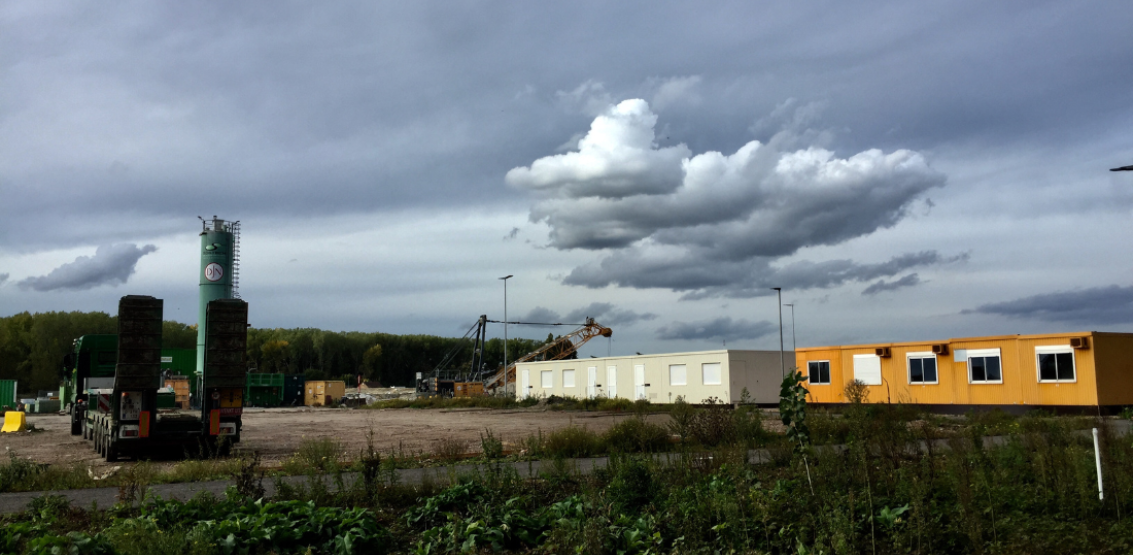 De werf voor de Oosterweelverbinding op de linkeroever. De werf voor de Oosterweelverbinding op de linkeroever.