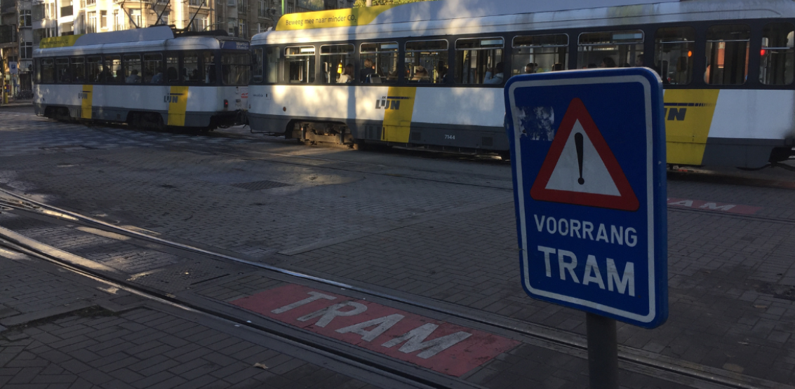 Volgens de wegcode heeft een spoorvoertuig voorrang, zodat trams een hogere gemiddelde snelheid zouden kunnen halen.