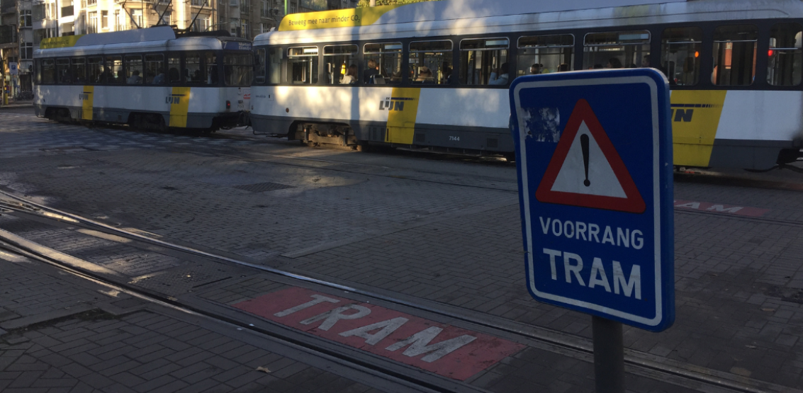 Volgens de wegcode heeft een spoorvoertuig voorrang, zodat trams een hogere gemiddelde snelheid zouden kunnen halen. 