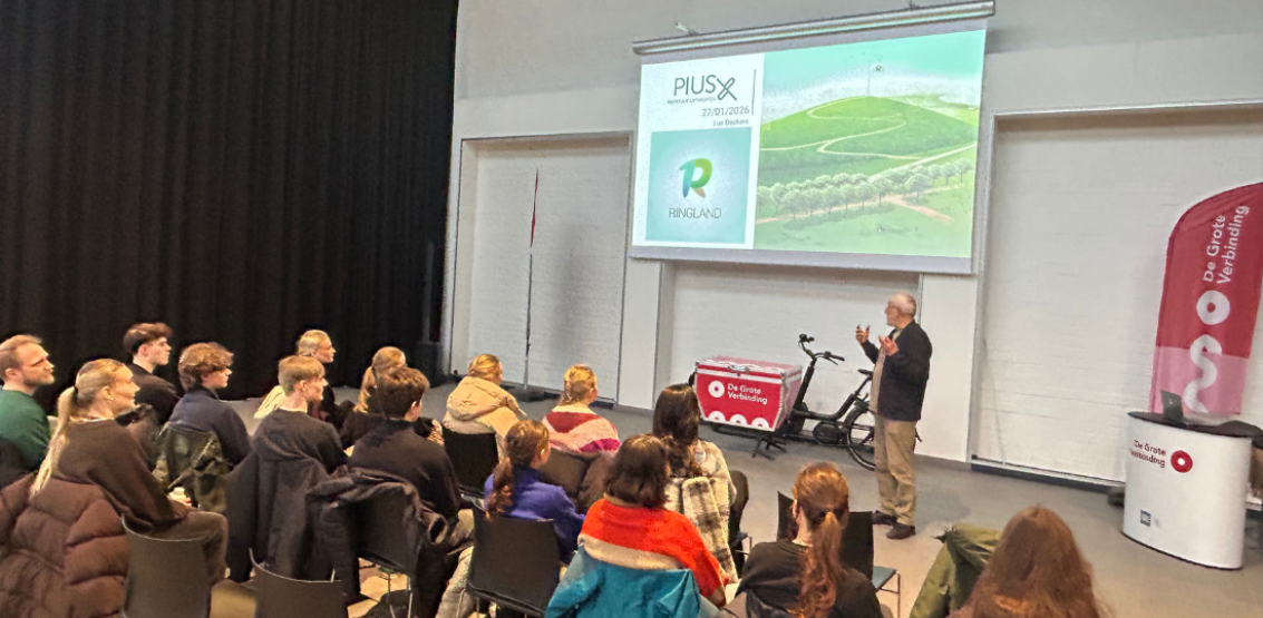Leerlingen van de school Pius X krijgen uitleg over Ringland. 