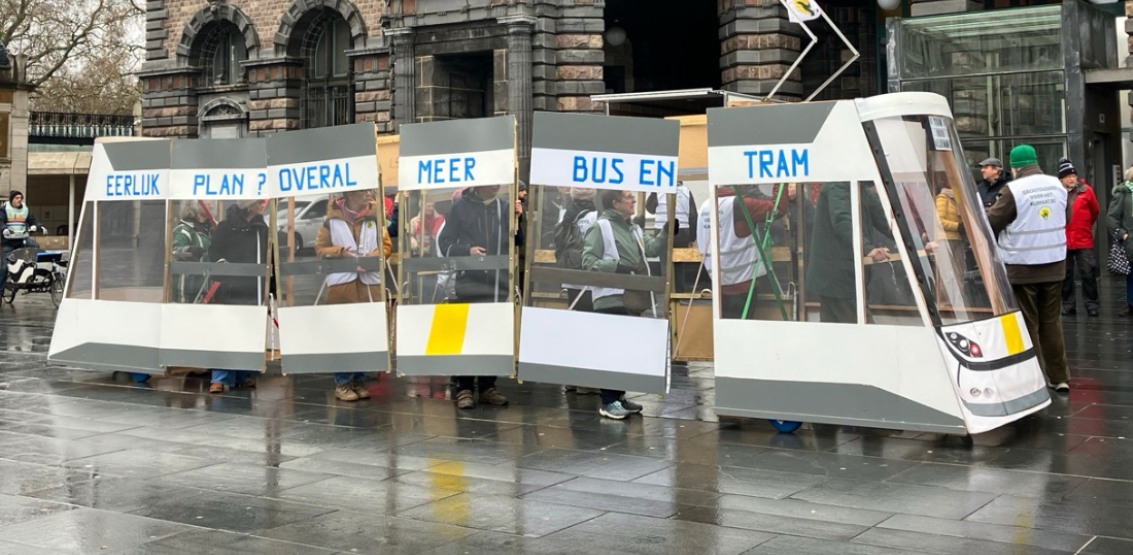 De Modal Shift Coalitie bracht met een ludieke actie op het Koningin Astridplein haar 'Verloren Maandag Rapport' onder de aandacht. © vja/ringland