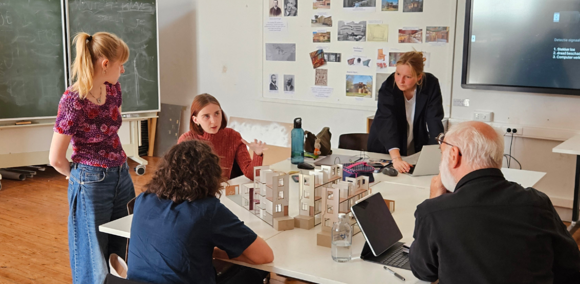 Studentes Ana-Clara Van den Berghe, Paulien Van den Nest en Axelle Van Nuffelen tijdens een van de vele overlegmomenten. 