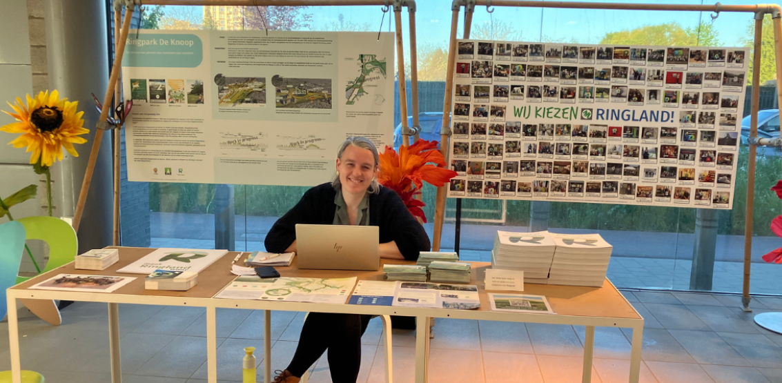 Joke Van Dooren op de Ringland-stand in het Infopunt De Grote Verbinding. © vja/ringland