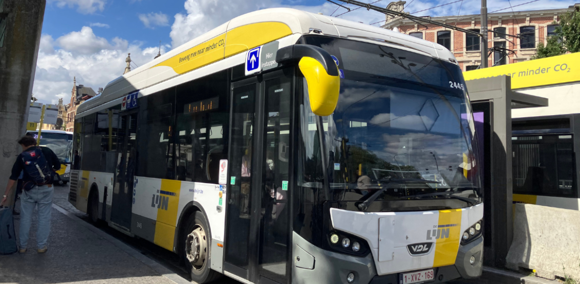 Bus 21 aan station Berchem. © vja/ringland