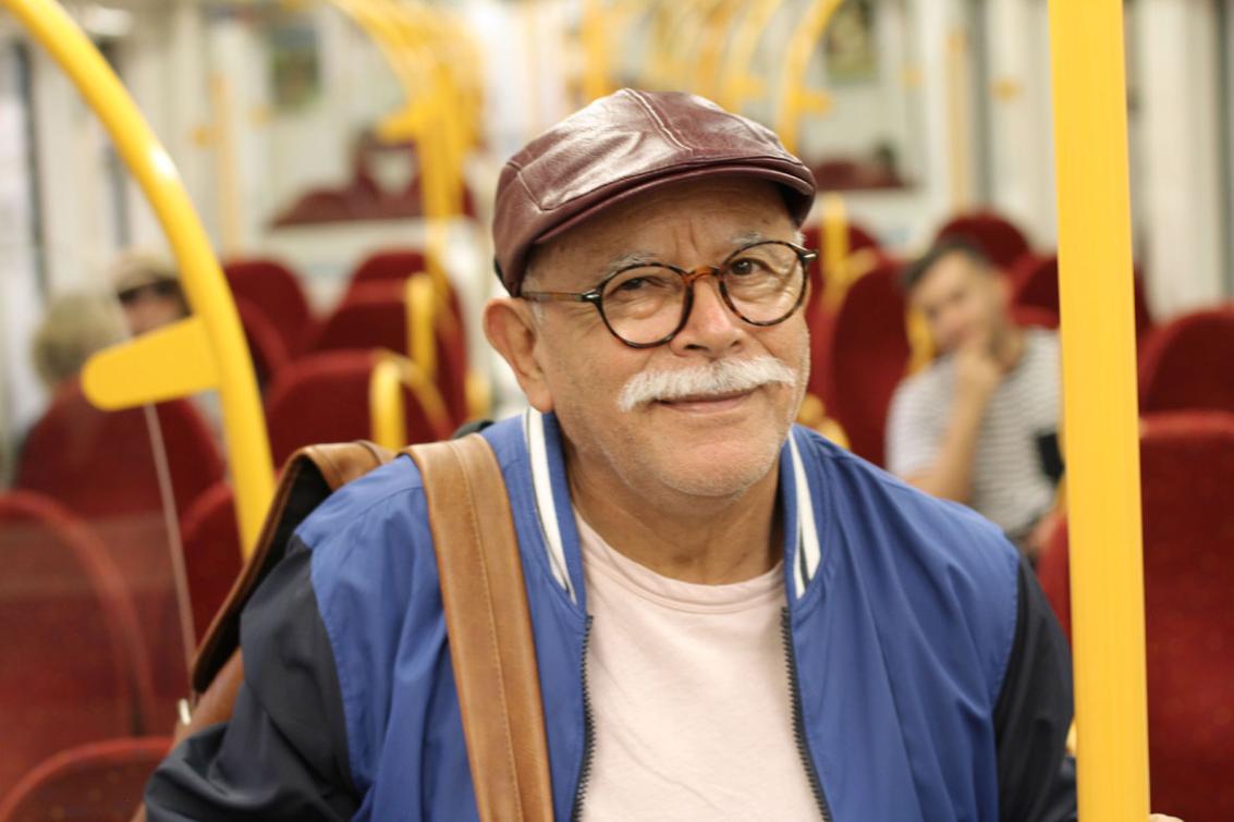 Man tevreden op tram
