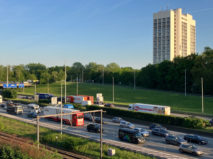 De keuze voor gescheiden kokers dan wel gemengd verkeer heeft een grote impact op de mogelijkheid om de autoweg al dan niet te overkappen. (© vja/ringland) De zuidelijke Ring ter hoogte van kunstencentrum deSingel. (© vja/ringland)