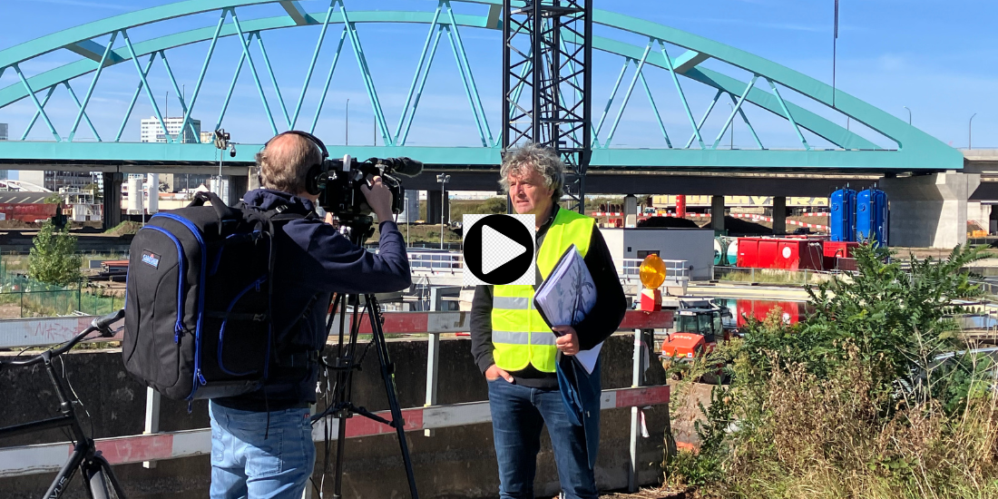Peter Vermeulen wordt tijdens de fietssafari geïnterviewd door ATV. © vja/ringland