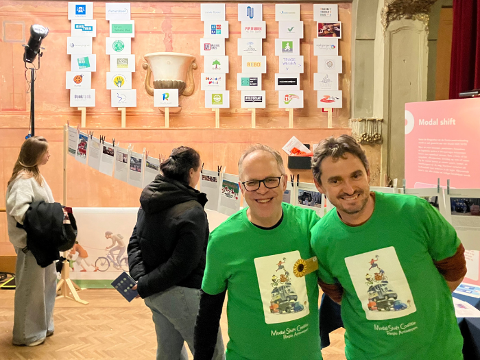 Op de infomarkt in de rand van de Roma-avond was ook de Modal Shift Coalitie vertegenwoordigd. © Veerle Janssens/Ringland