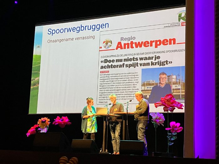 Louis Kuitenbrouwer legt uit wat het probleem is met de spoorwegbruggen in Berchem. © Veerle Janssens/Ringland