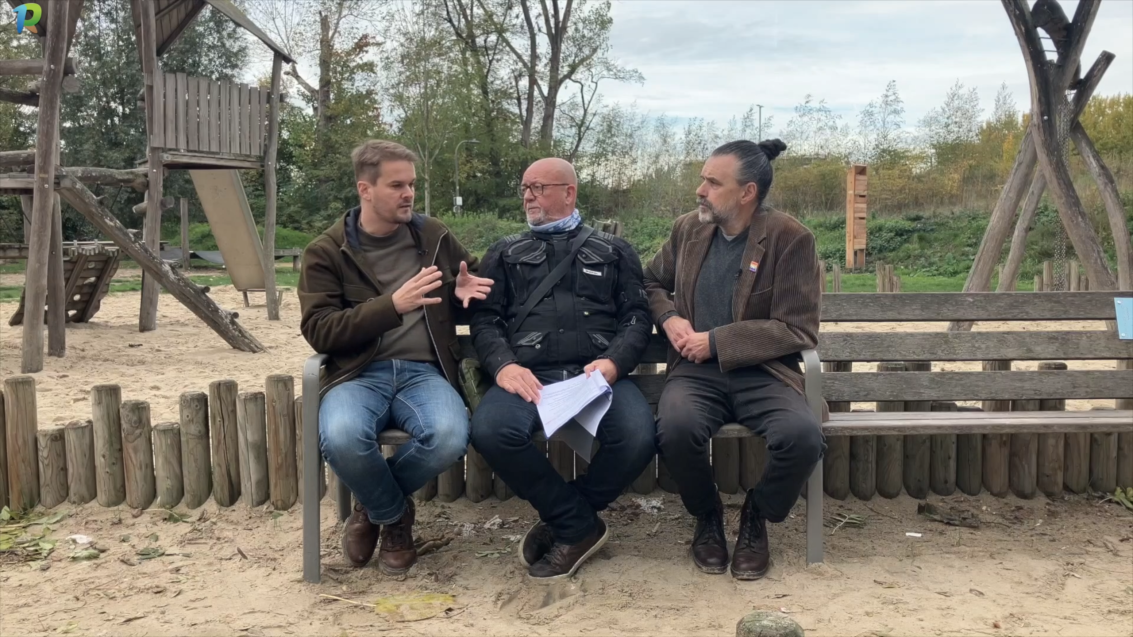 Maarten en Manu leggen in dit filmpje aan motard Mike uit hoe Ringpark De Knoop eruit zal zien. 