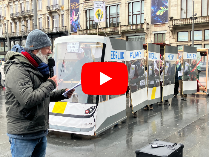 Met een ludieke actie illustreerde de Modal Shift Coalitie het hindernissenparcours dat tramreizigers moeten afleggen om in Antwerpen te geraken. 