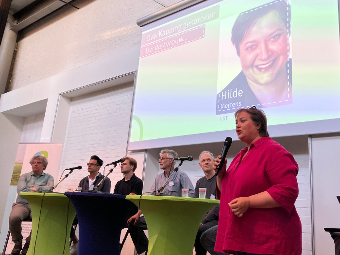 VRT-journaliste Hilde Mertens leidde het panelgesprek in goede banen. © kvds/ringland
