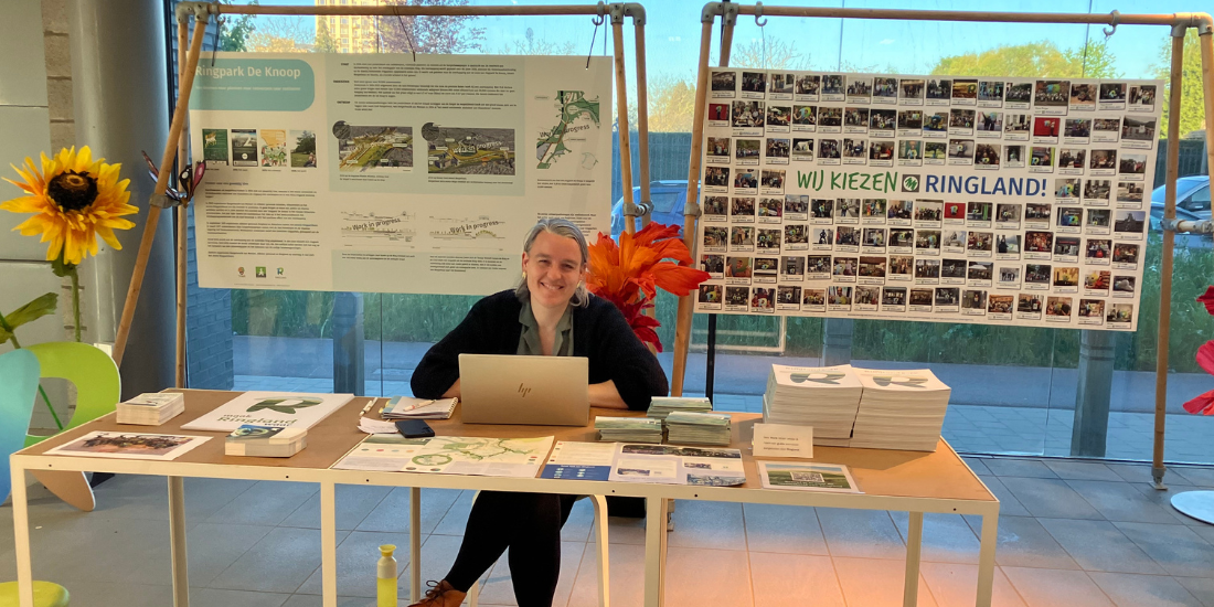 Joke Van Dooren op de Ringland-stand in het Infopunt De Grote Verbinding. © vja/ringland