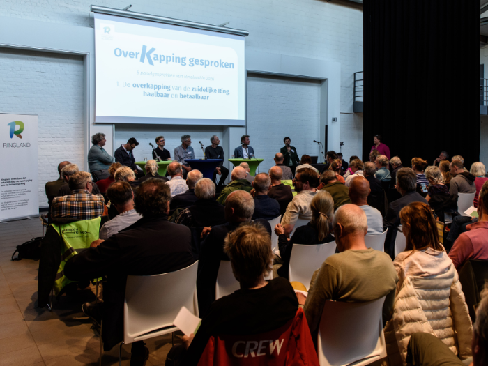 Het panelgesprek kon rekenen op een talrijk en zeer aandachtig publiek. © kvds/ringland