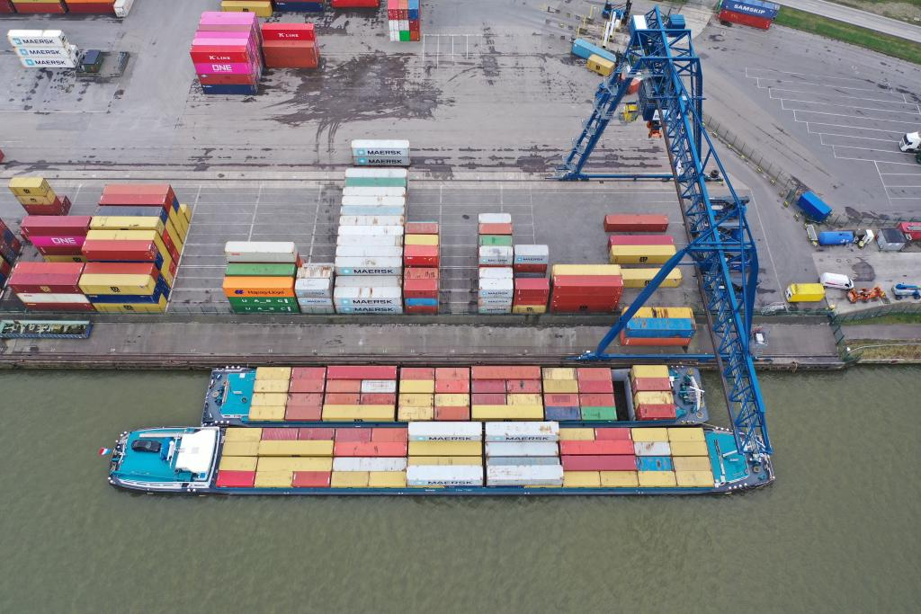 Inland terminals kunnen functioneren als overslagpunten waar goederen filevrij via binnenvaart van en naar de haven worden vervoerd. © Lantis