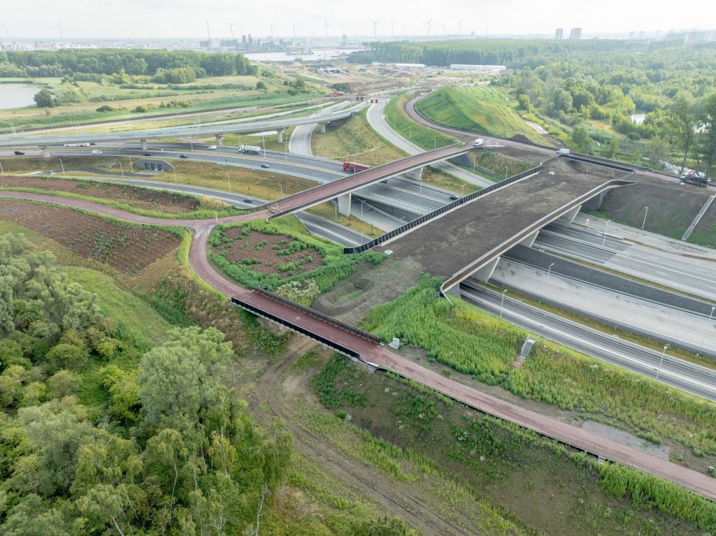 Het Ringfietspad werd verbreed tot 6 meter, met een nieuwe fiets- en wandelbrug richting de Waaslandhaven. Tegelijk herstelt een ecoduct de ecologische verbinding tussen de waardevolle natuurgebieden van de Middenvijver en het Vlietbos.