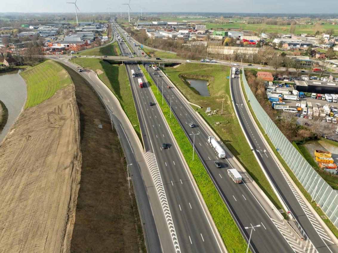 De grote landschapsbermen, aangelegd met hergebruikte grond, beschermen de woongebieden van Zwijndrecht en Burcht tegen geluidshinder en luchtvervuiling afkomstig van de autoweg.