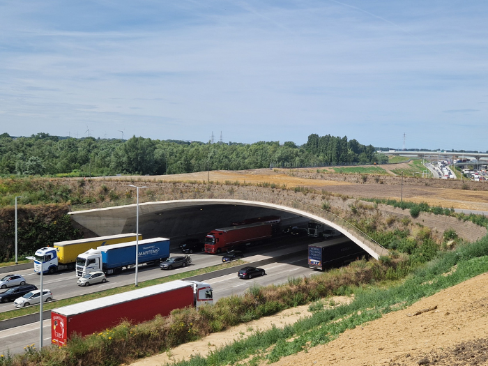 De parkverbinding net voor de Kennedytunnel verbindt het geïsoleerde Burchtse Weel met de omliggende groengebieden en sluit het Ringfietspad aan op de toekomstige Scheldebrug.