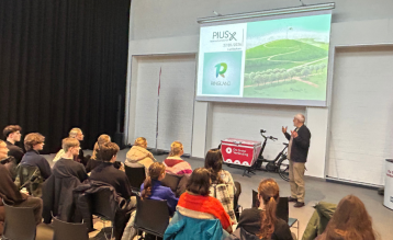 Leerlingen van de school Pius X krijgen uitleg over Ringland. 