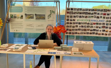 Joke Van Dooren op de Ringland-stand in het Infopunt De Grote Verbinding. © vja/ringland