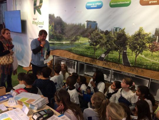 Gie vertelt leerlingen op de Boekenbeurs over Ringland.