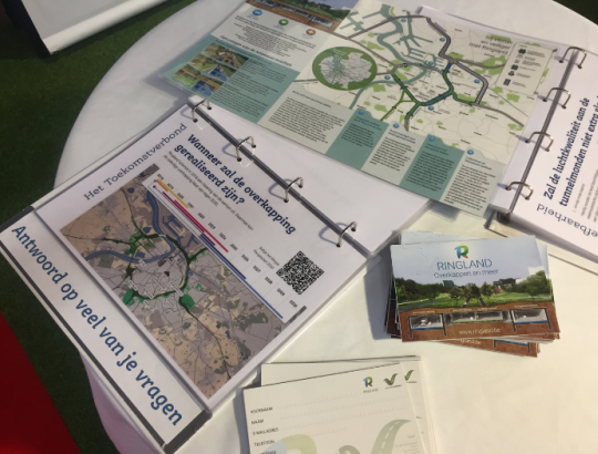 Een dikke map met vragen en antwoorden op de stand van Ringland op de Boekenbeurs. Informatiemateriaal op de Boekenbeurs.