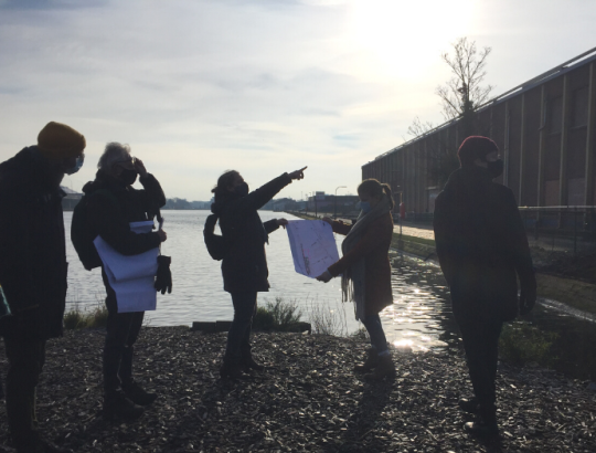 De Ringland-antennes gingen ter plekke de plannen van het ontwerpteam bespreken. Fietstocht antennes Ringpark Lobroekdok.