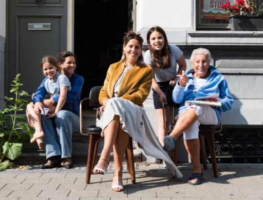 In heel Vlaanderen kwamen weer vele burgers, jong en ouder, op straat om het verkeer te tellen. In heel Vlaanderen kwamen weer vele burgers, jong en ouder, op straat om het verkeer te tellen.
