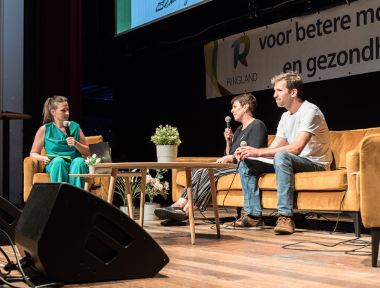 Veerle Janssens en Christophe Lambrechts vertellen in een inleidend gesprek met Maud Vanhauwaert waarom ze het een spannend Roma-avond vinden. Veerle Janssens en Christophe Lambrechts vertellen in een inleidend gesprek met Maud Vanhauwaert waarom ze het een spannend avond vinden.