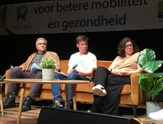 Professor André Loeckx en Ringlanders Robin Vandenbussche en Wendy De Pooter. Professor André Loeckx en Ringlanders Robin Vandenbussche en Wendy De Pooter.