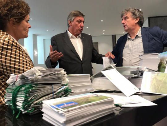 Lydia Peeters en Jan Jambon bevestigen aan Peter Vermeulen dat het politiek stuurcomité knopen zal doorhakken. Lydia Peeters en Jan Jambon bevestigen aan Peter Vermeulen dat het politiek stuurcomité knopen zal doorhakken.
