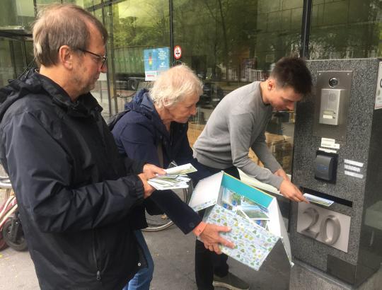 Ringlanders bussen de postkaartjes bij de regering.