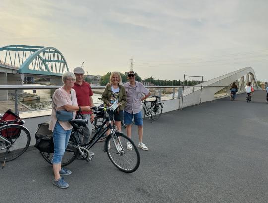 De fietsbrug over het Albertkanaal. De modal shift meteen in de praktijk via fiets en schip!