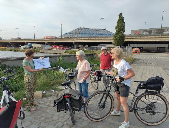 Na de afbraak van het Viaduct van Merksem komt hier de zwemvijver van ringpark Lobroekdok.