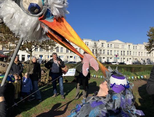 Ringa krijgt graag insecten om Noortje te voederen. © ringland