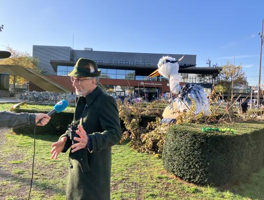 Parkwachter Patrick geeft uitleg aan pers. © vja/ringland