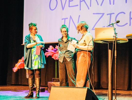Maud Vanhauwaert in gesprek met Ike Teuling en Joke Van Dooren. © Valentin Eyckmans/Ringland 