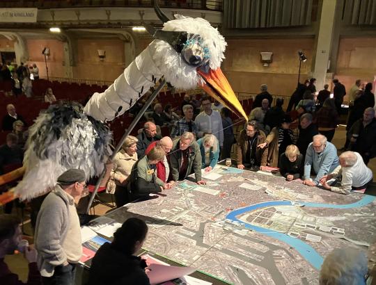 Ook Ringa was zeer geïnteresseerd in de maquette van Ringland. © Veerle Janssens/Ringland