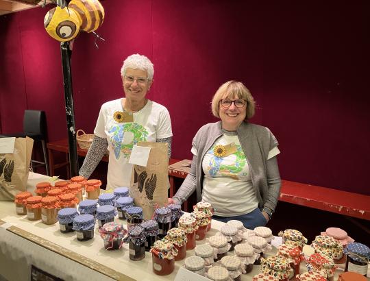 Vrijwilligster Rita Bollen (r.) verkocht opnieuw zelfgemaakte confituur ten voordele van Ringland. © Veerle Janssens/Ringland   