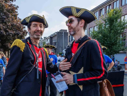Christophe Libert (rechts) tijdens de Reuzenstoet naast Wietse Vermeulen, ook vrijwilliger bij Ringland. © Kris Goossenaerts/De Reuzen vzw