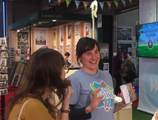Eveline Reusens in de Ringland-stand op de Boekenbeurs. © vja/ringland