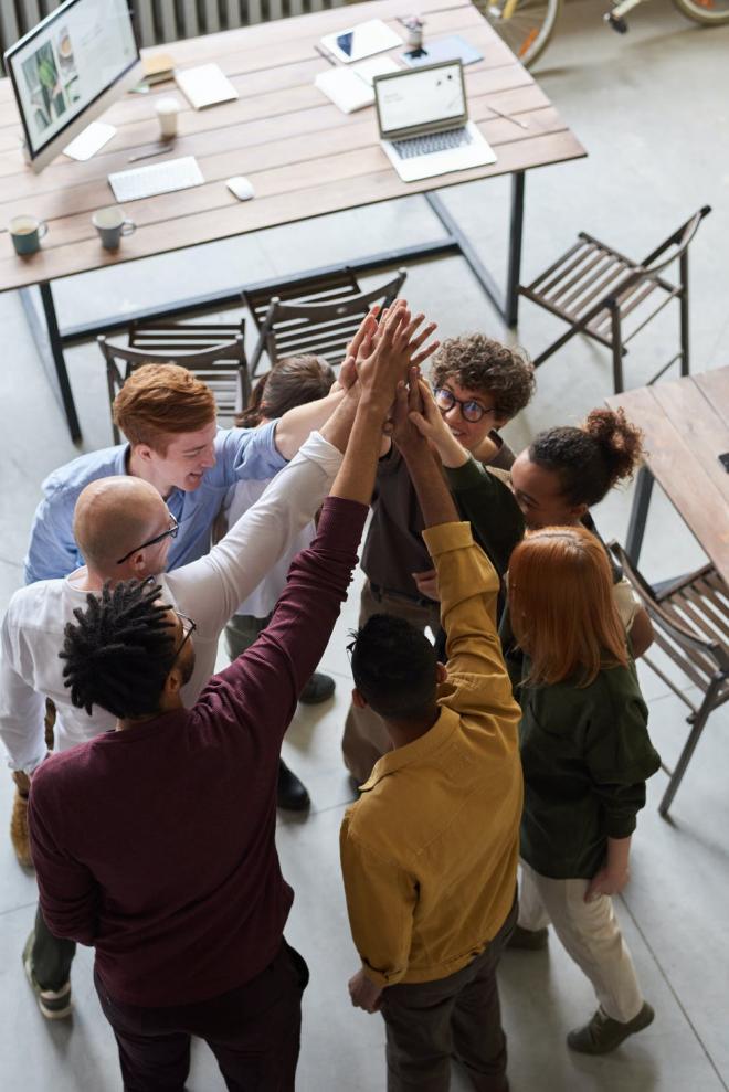 De personen op de foto geven een high five.